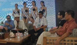 'Chúa đảo' xứ Trung ngồi giữa dàn gái đẹp bàn cách “tiêu tiền”